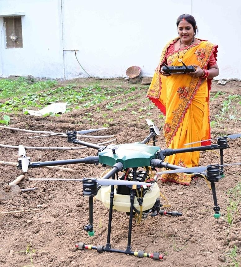 Didi Chandrakali Verma earned two lakh rupees in Kharif and Rabi season by flying technology.